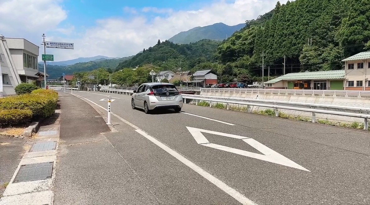 佐治町総合支所長によるリユースEV公用車の試運転の様子の画像4