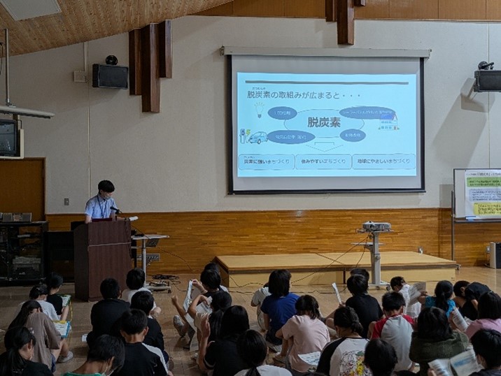 鳥取市職員による若葉台での鳥取市脱炭素先行地域づくりの紹介の画像2