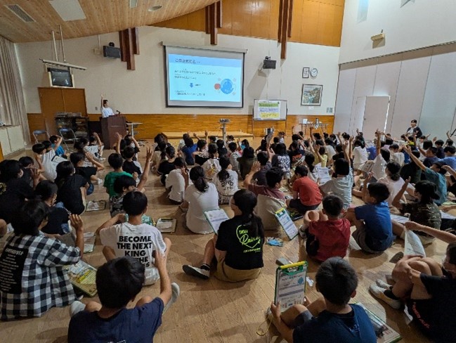 公立鳥取環境大学の学生によるクイズを交えた脱炭素や気候変動に関する授業の画像1