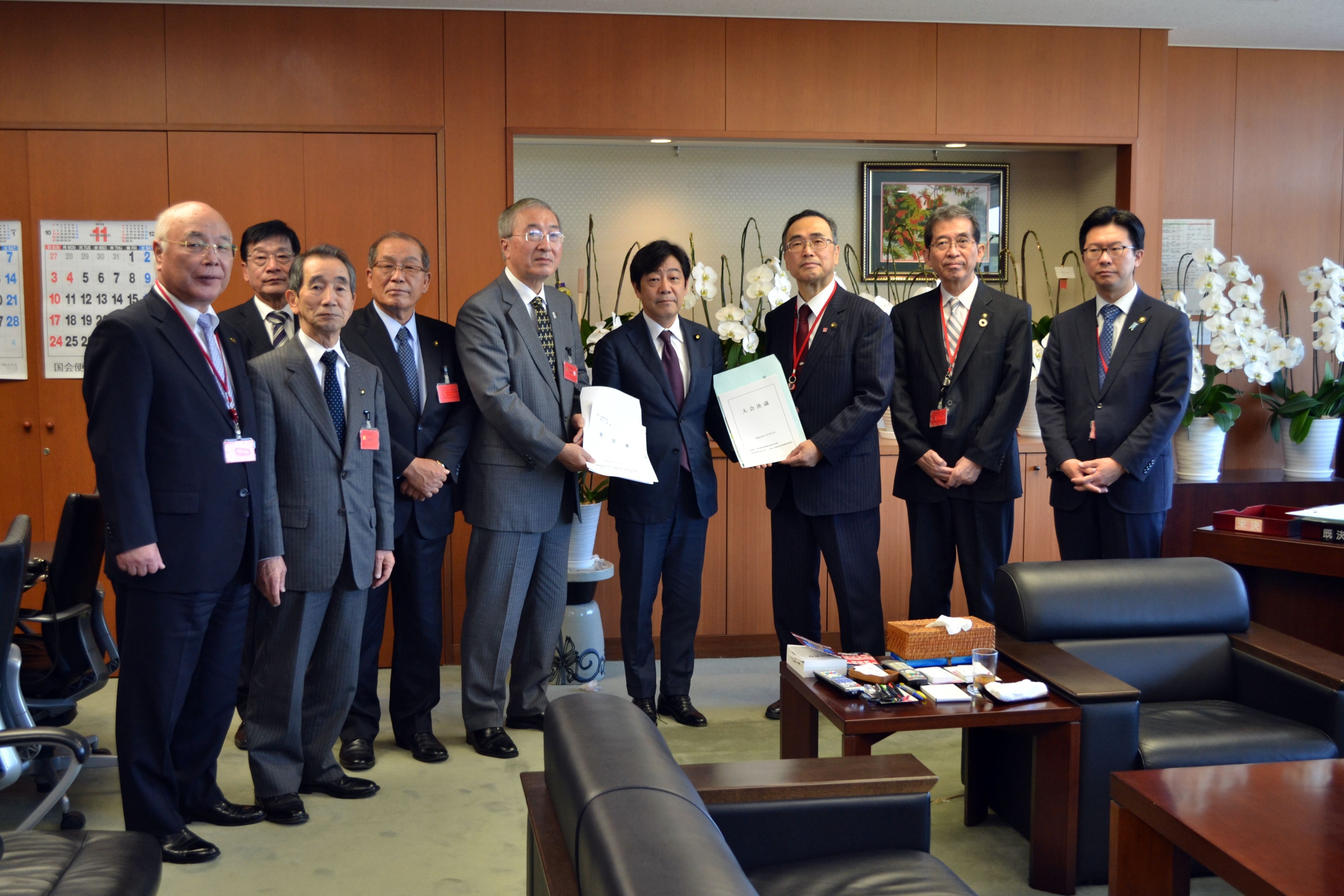 青木国土交通副大臣への要望書手交の画像1