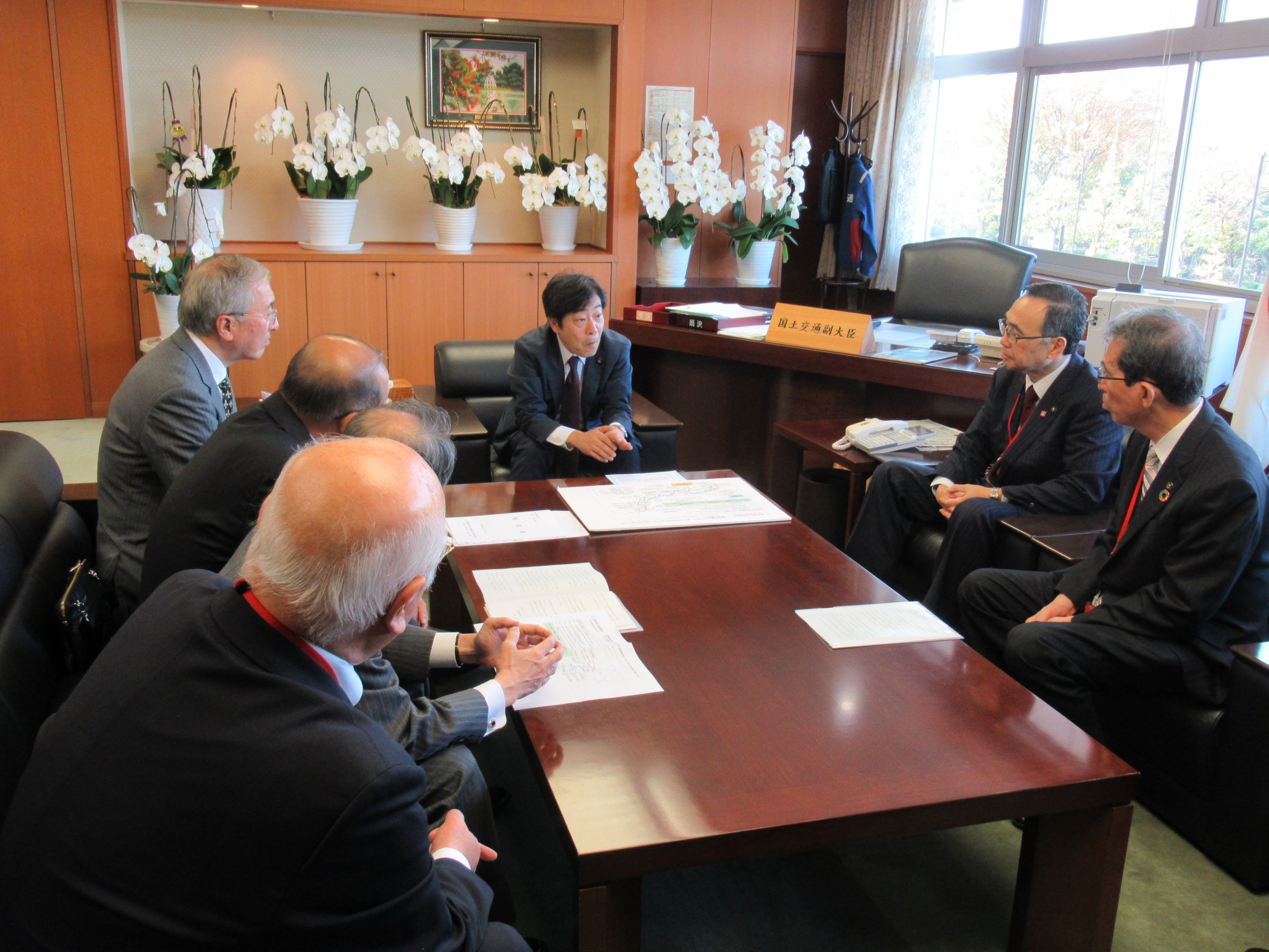 青木国土交通副大臣への要望書手交の画像2