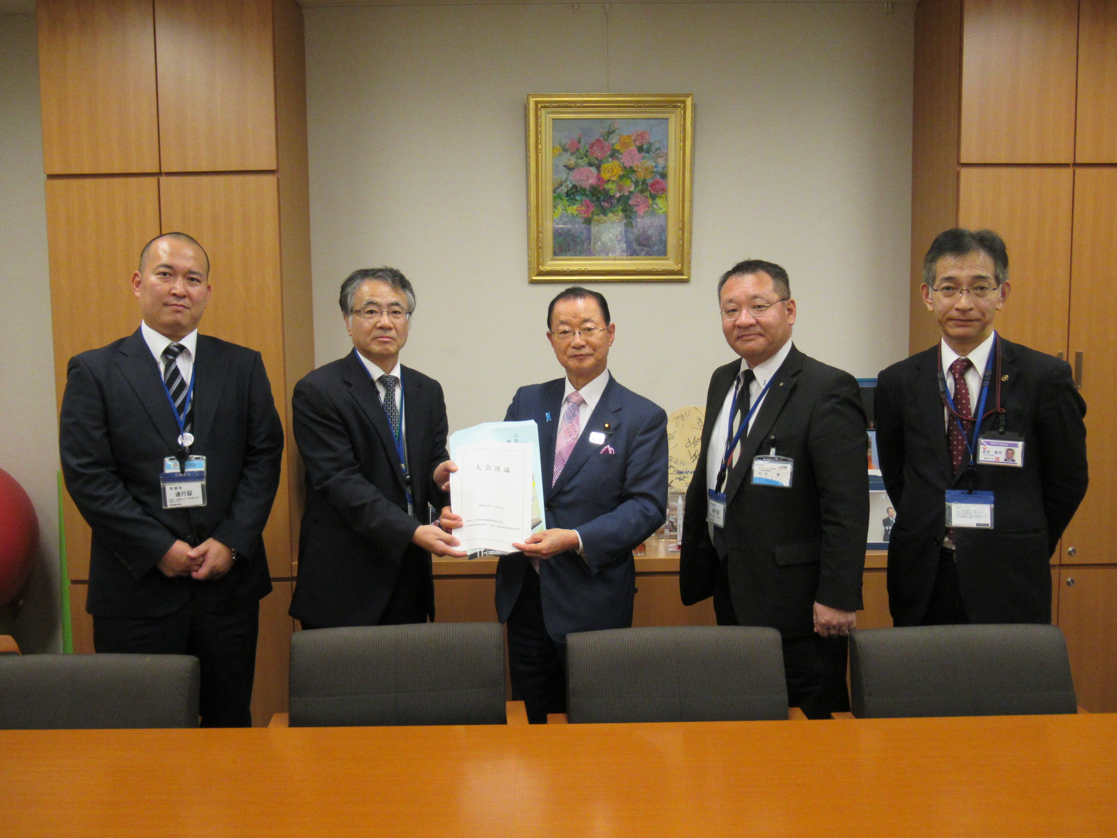 河村衆議院議員への要望書手交の画像