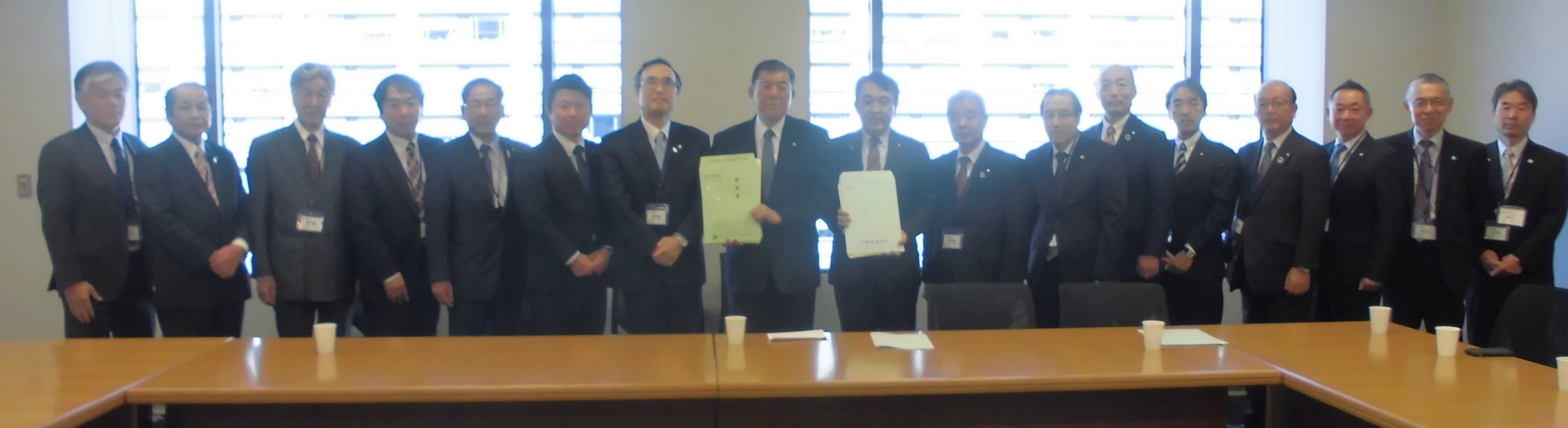 石破衆議院議員、赤澤衆議院議員への要望書手交の画像