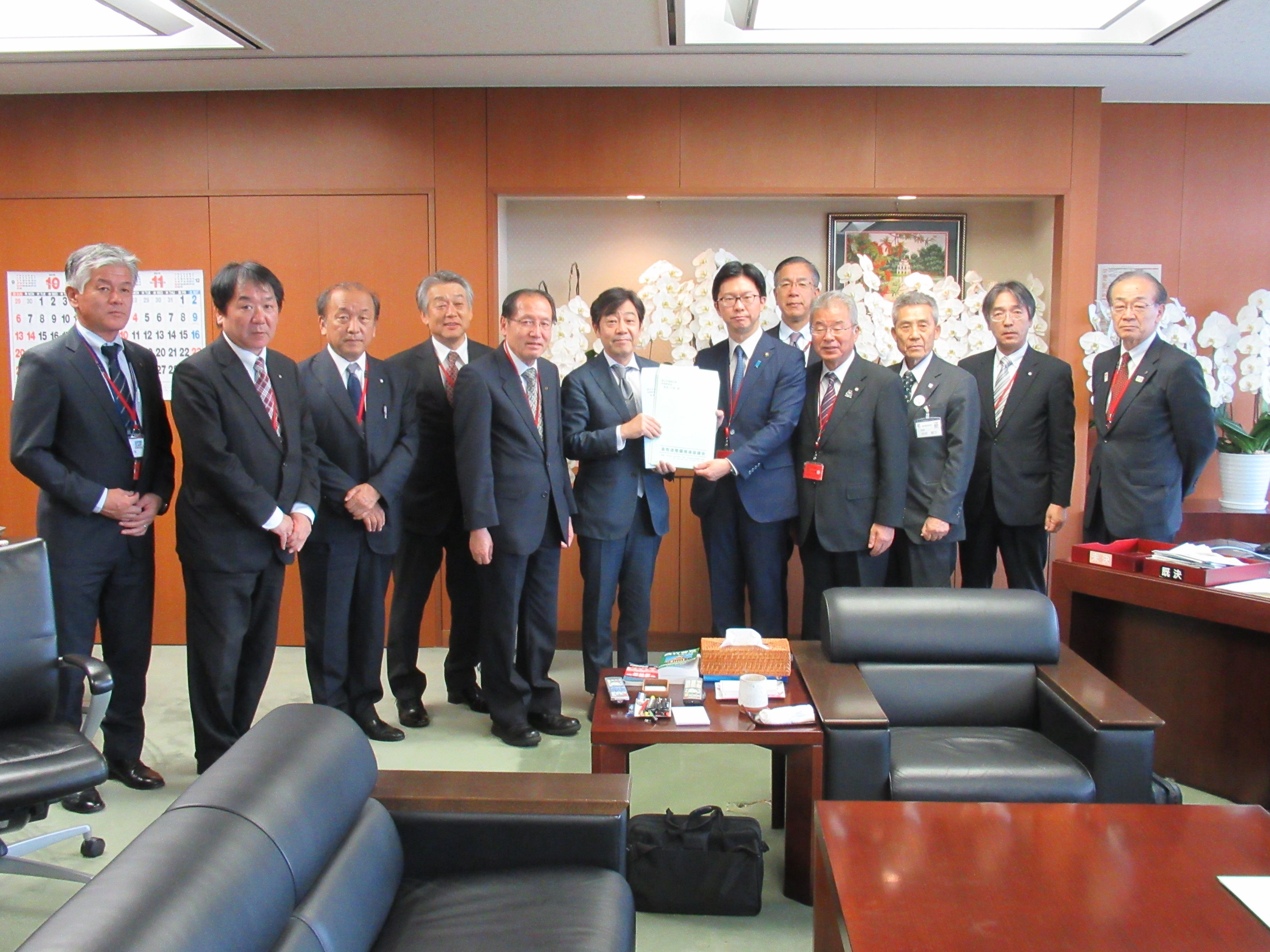 青木国土交通副大臣への要望書手交の画像