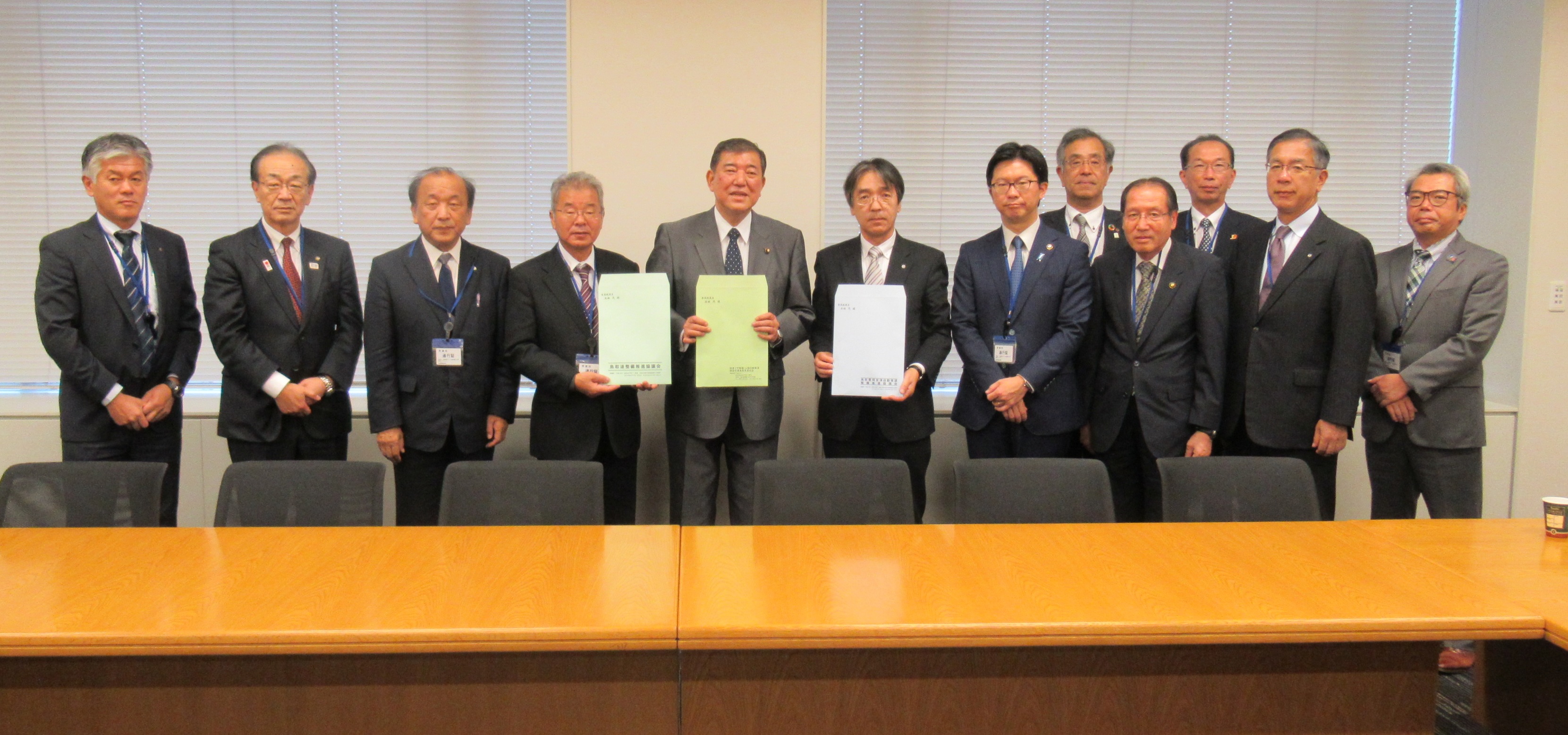 石破茂衆議院議員への要望書手交の画像