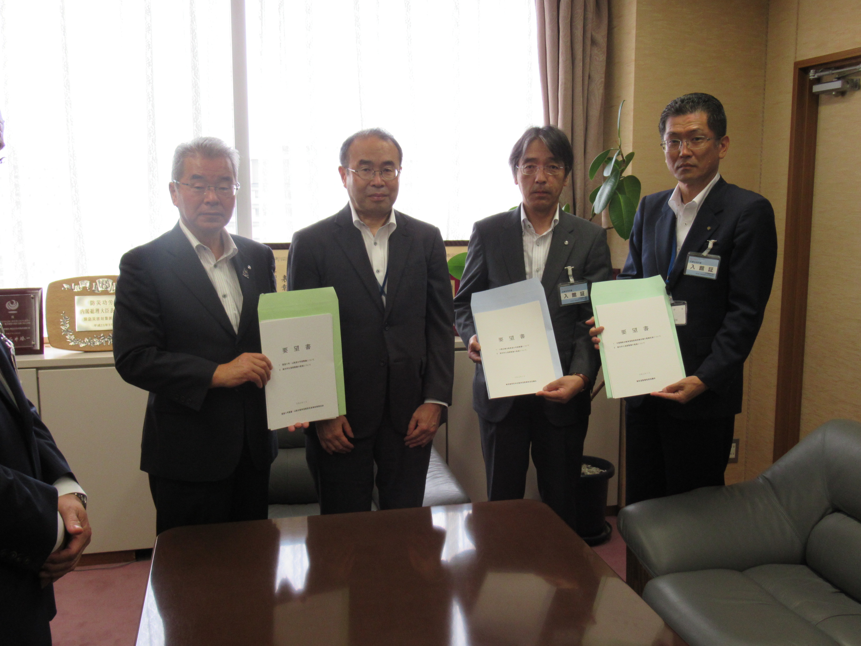 水谷中国地方整備局長への要望書手交の画像1