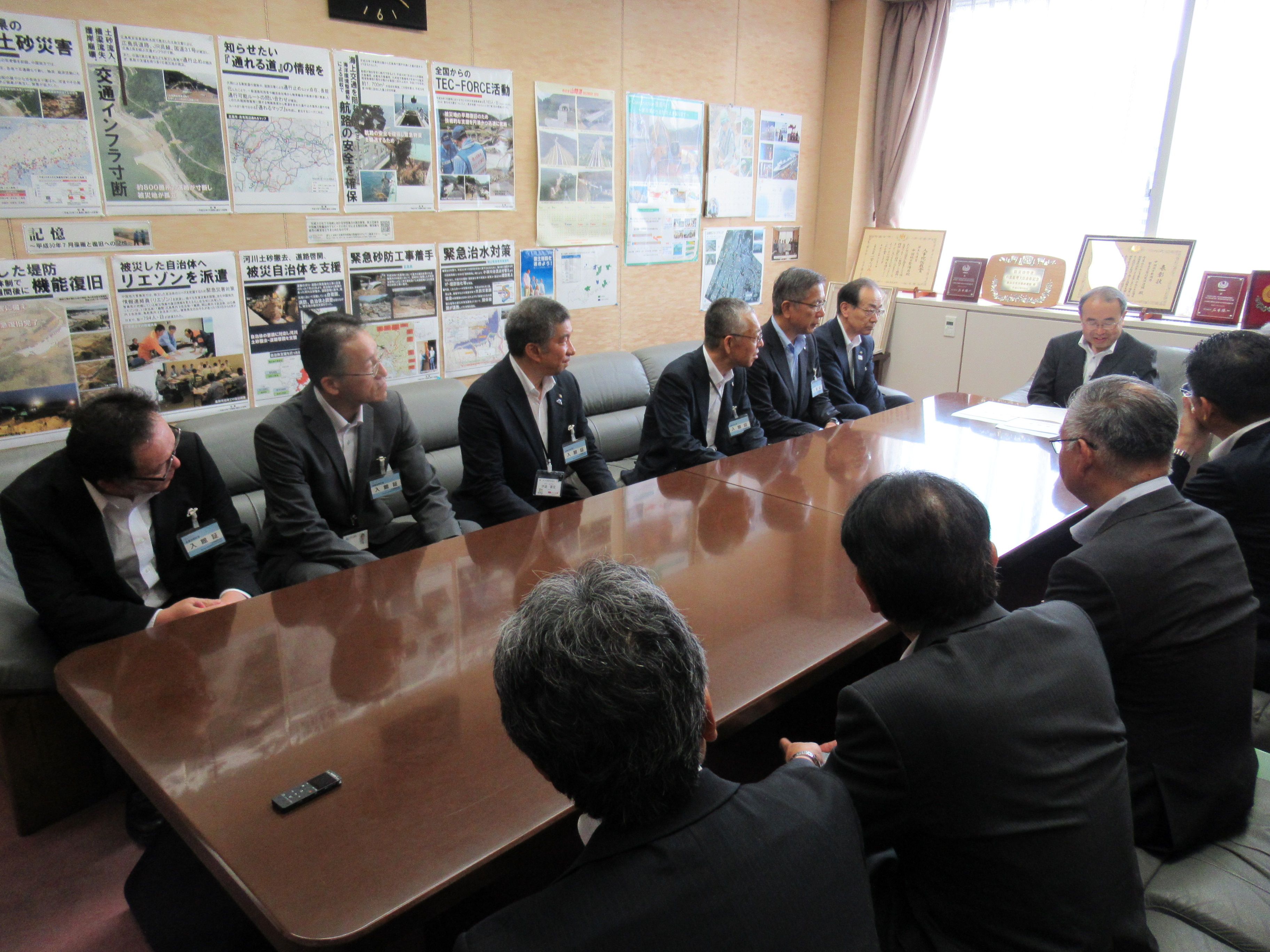 水谷中国地方整備局長への要望書手交の画像2