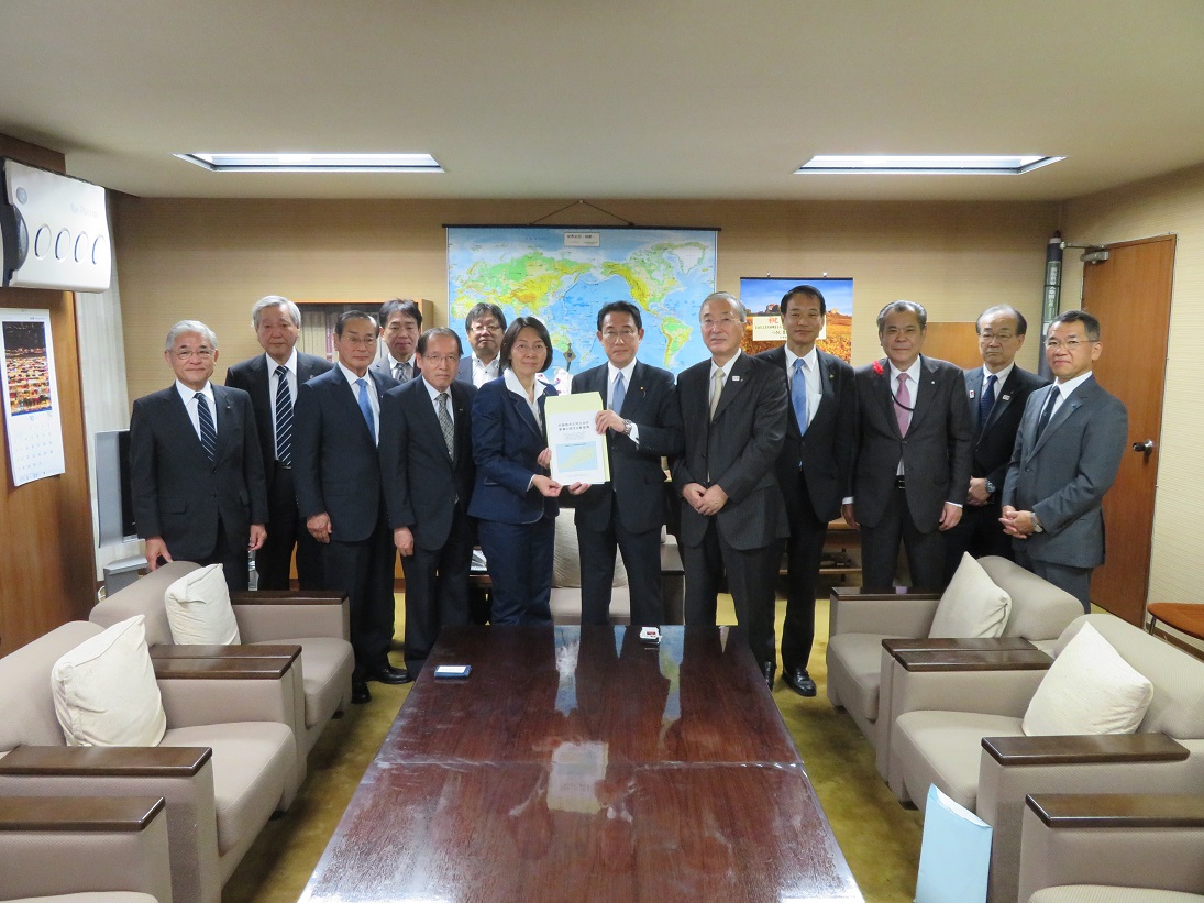 　岸田政務調査会長への要望書手交の画像