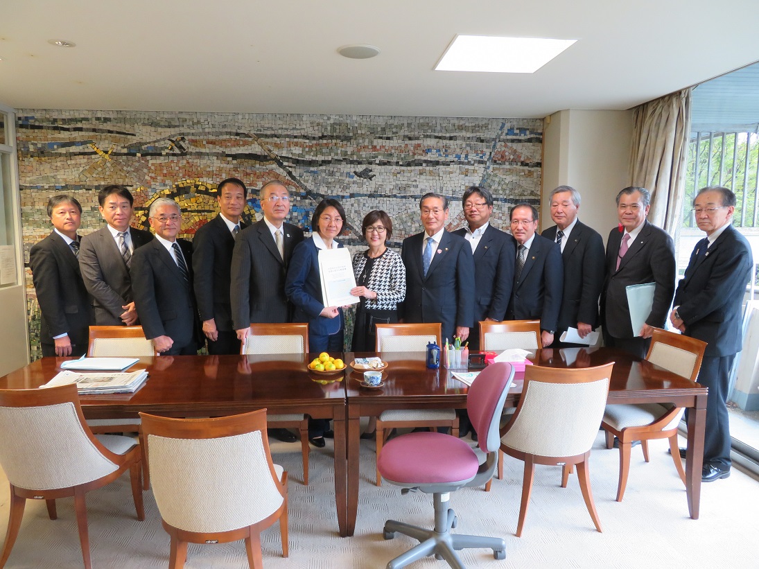稲田幹事長代行への要望書手交の画像
