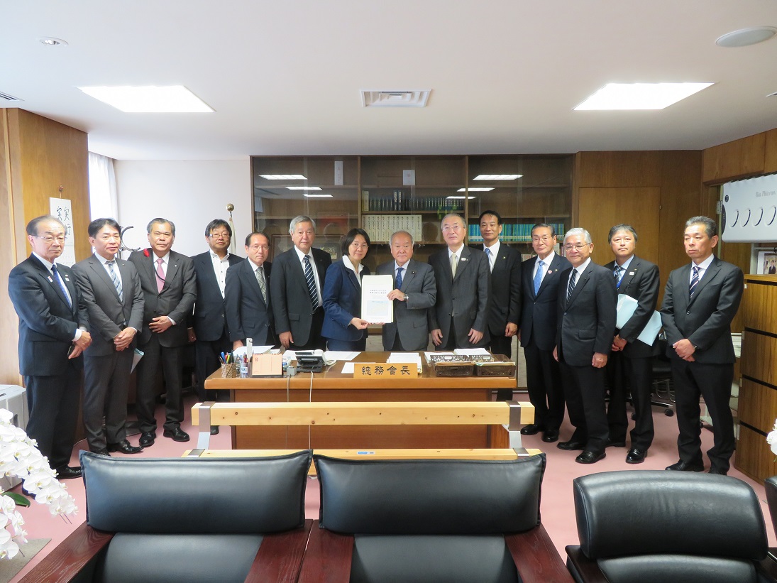 鈴木総務会長への要望書手交の画像