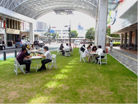 芝生広場（イス・テーブル利用）の様子の画像