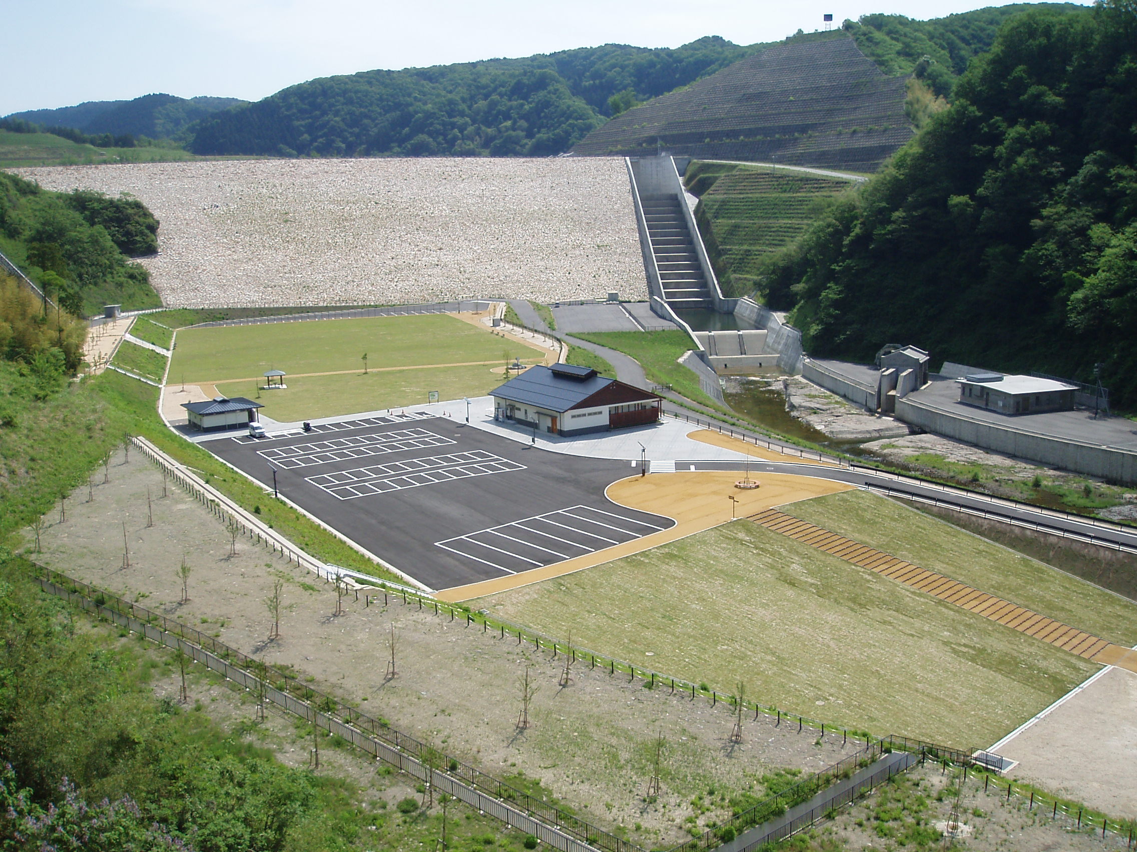 殿ダム記念広場の画像