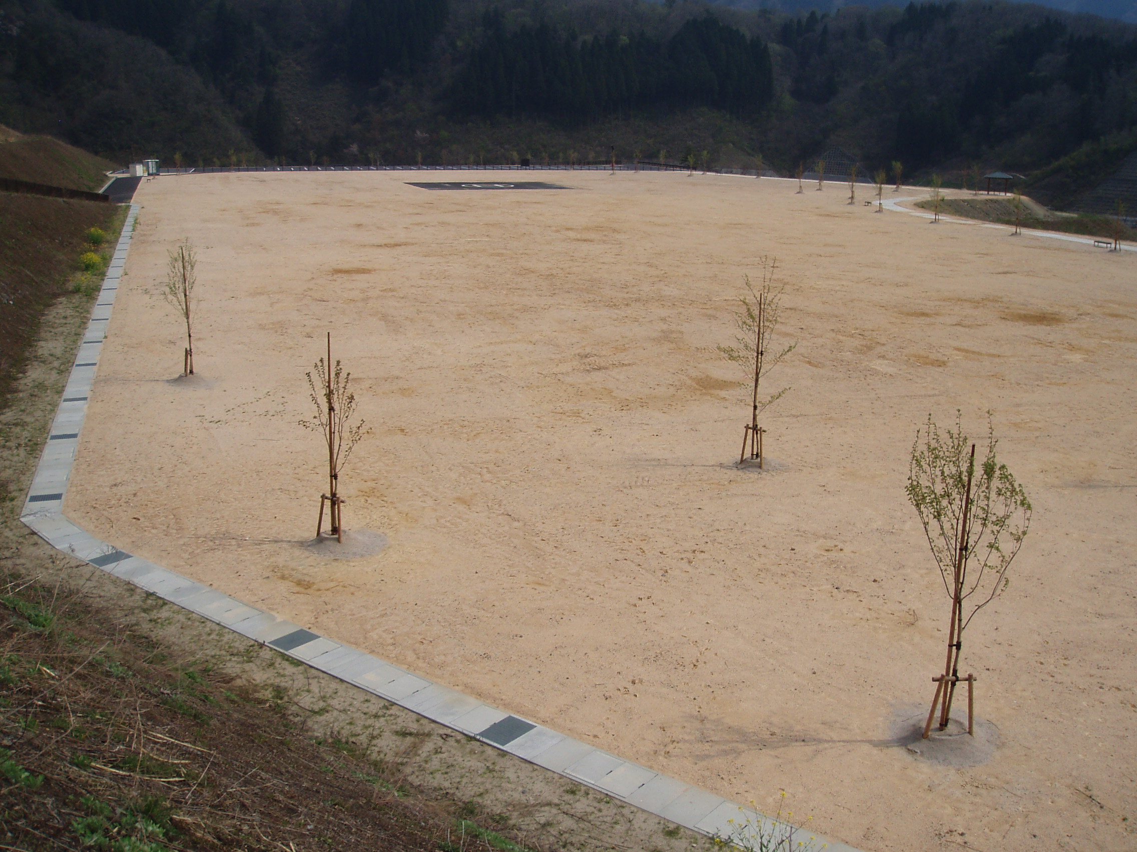 殿ダム中央広場の画像