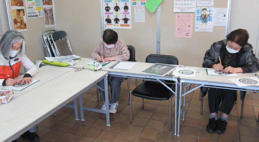 デザインマンホールを使用した切り絵教室の画像