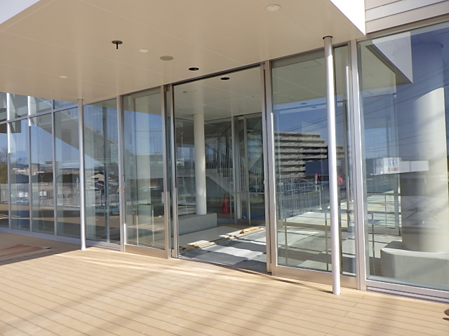 2階メインエントランス入口：仕上げ工事の画像