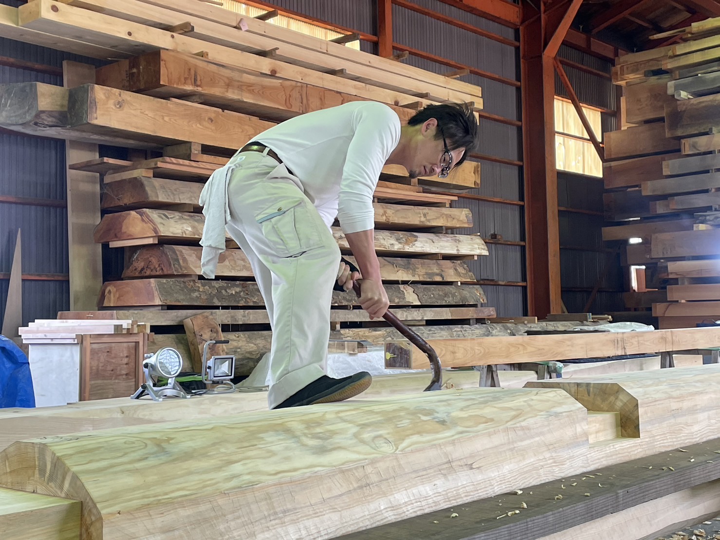 手斧（ちょうな）掛け作業の画像