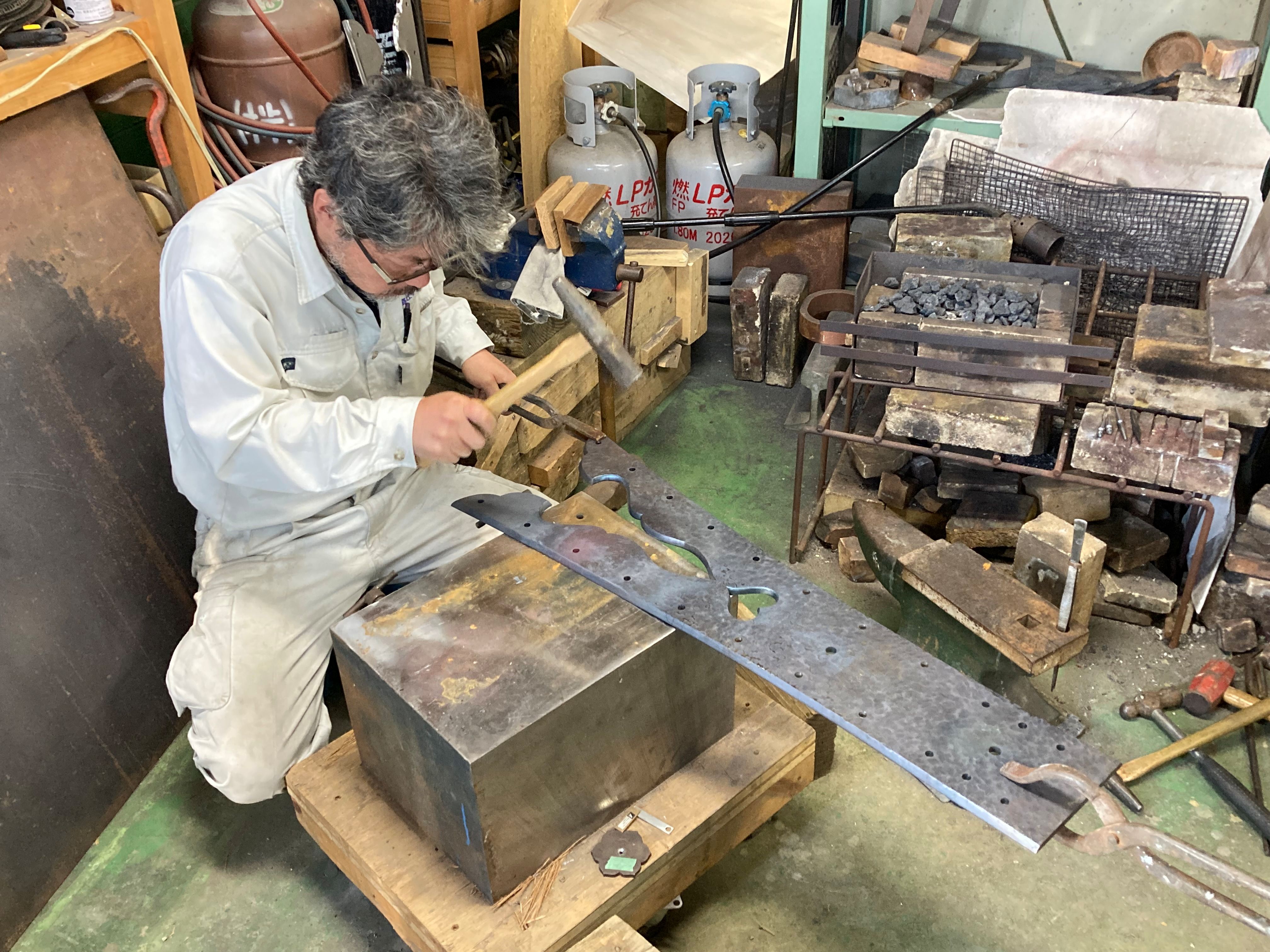 槌目（つちめ）打ち作業の画像