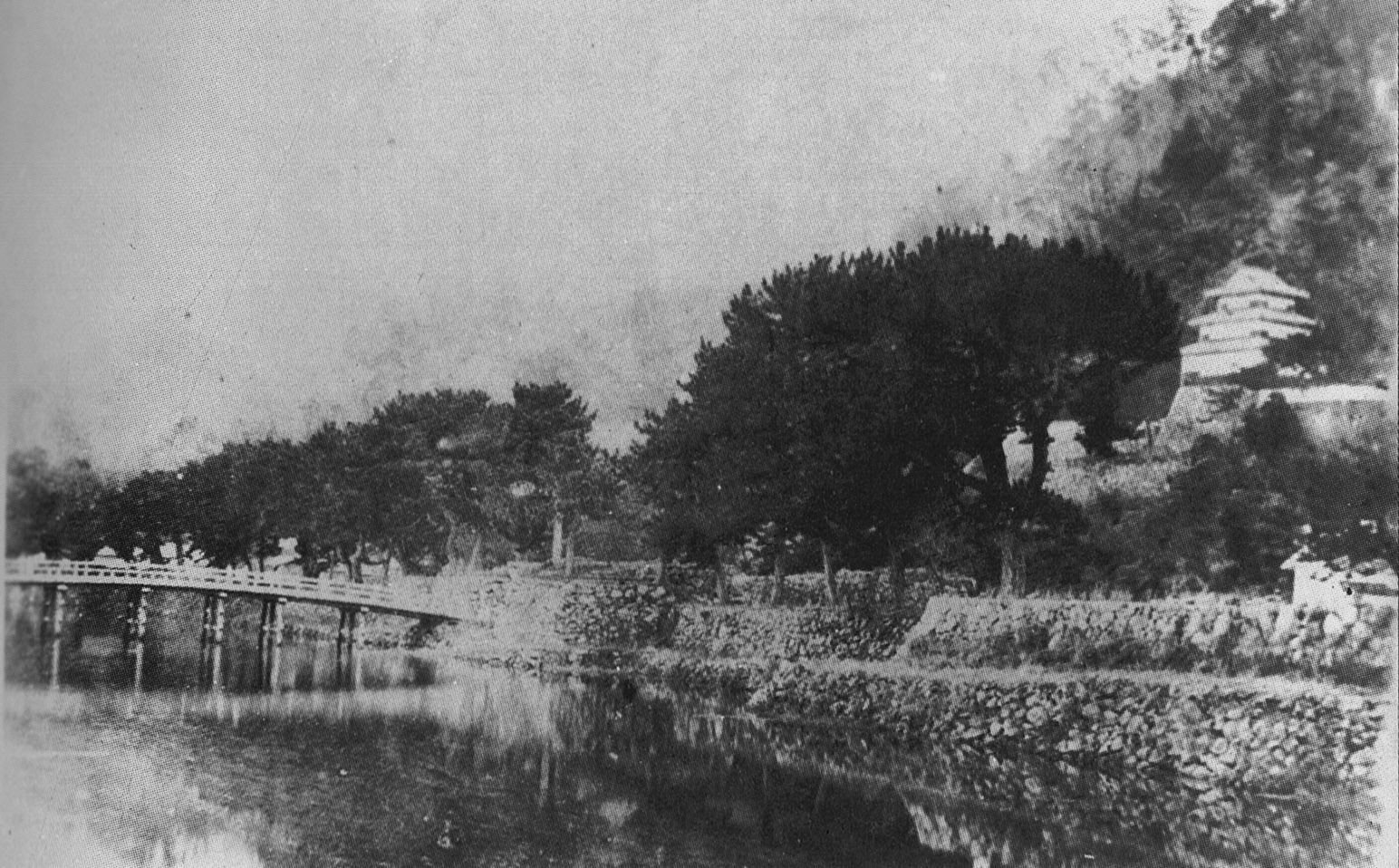 擬宝珠橋と二ノ丸三階櫓（1879）の画像