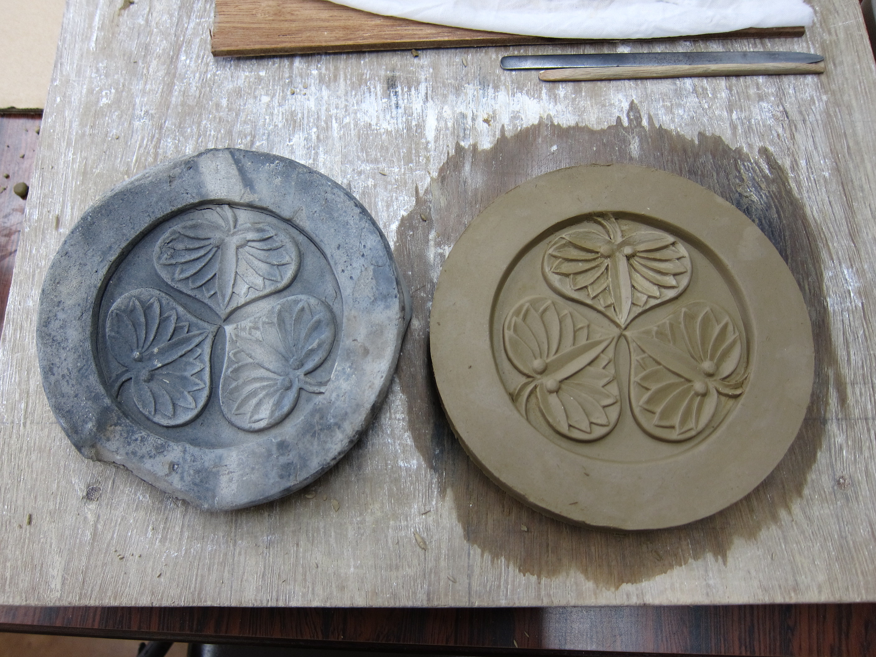 出土瓦と復元瓦の画像