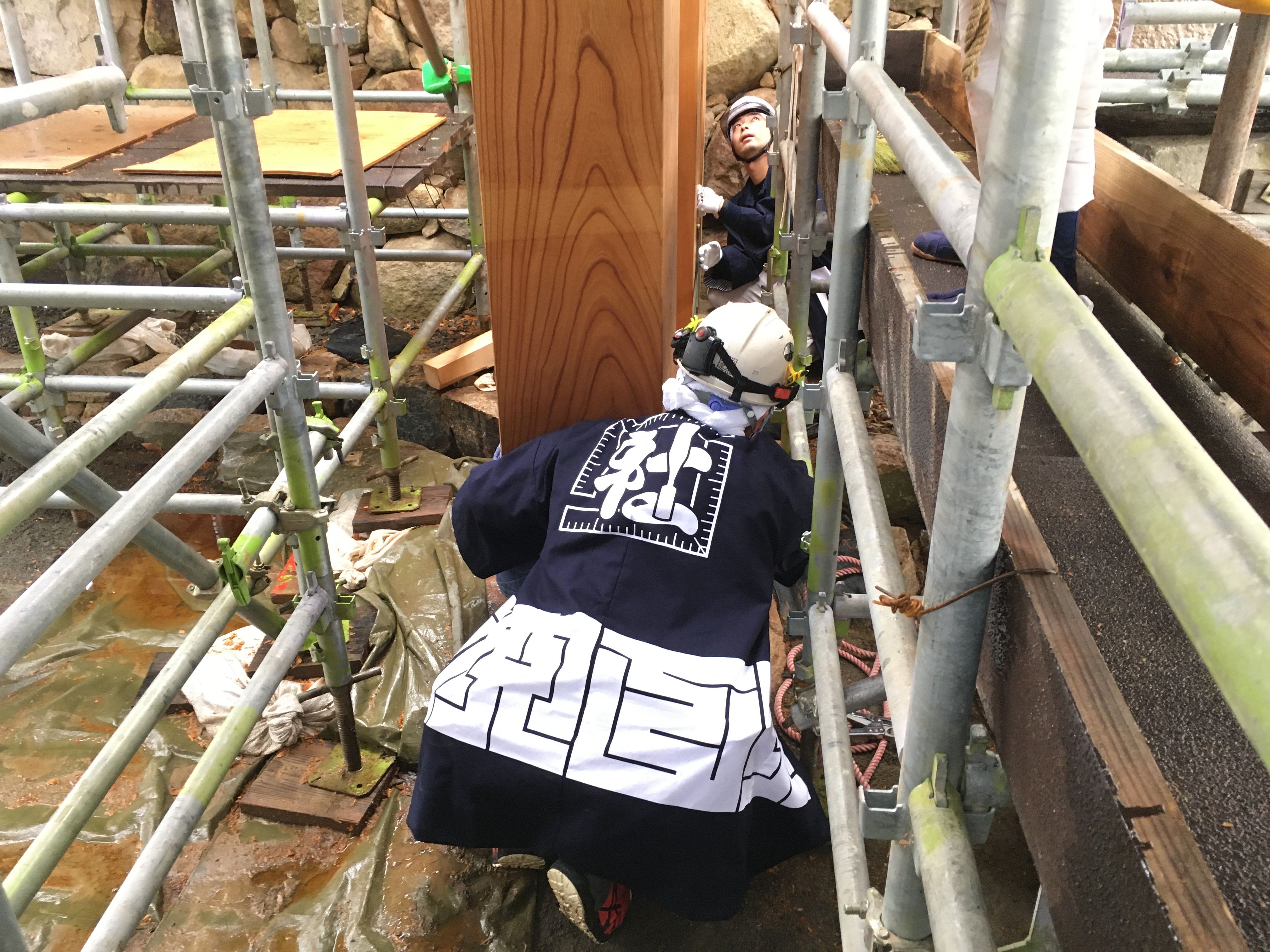 入念に柱位置を確認する職人の画像