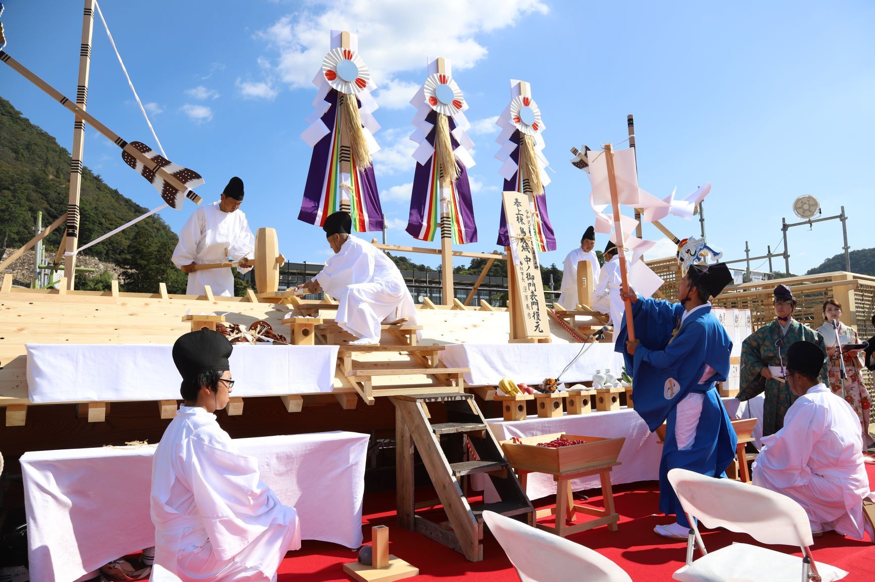 「槌打ちの儀」で棟木を納める工匠たちの画像