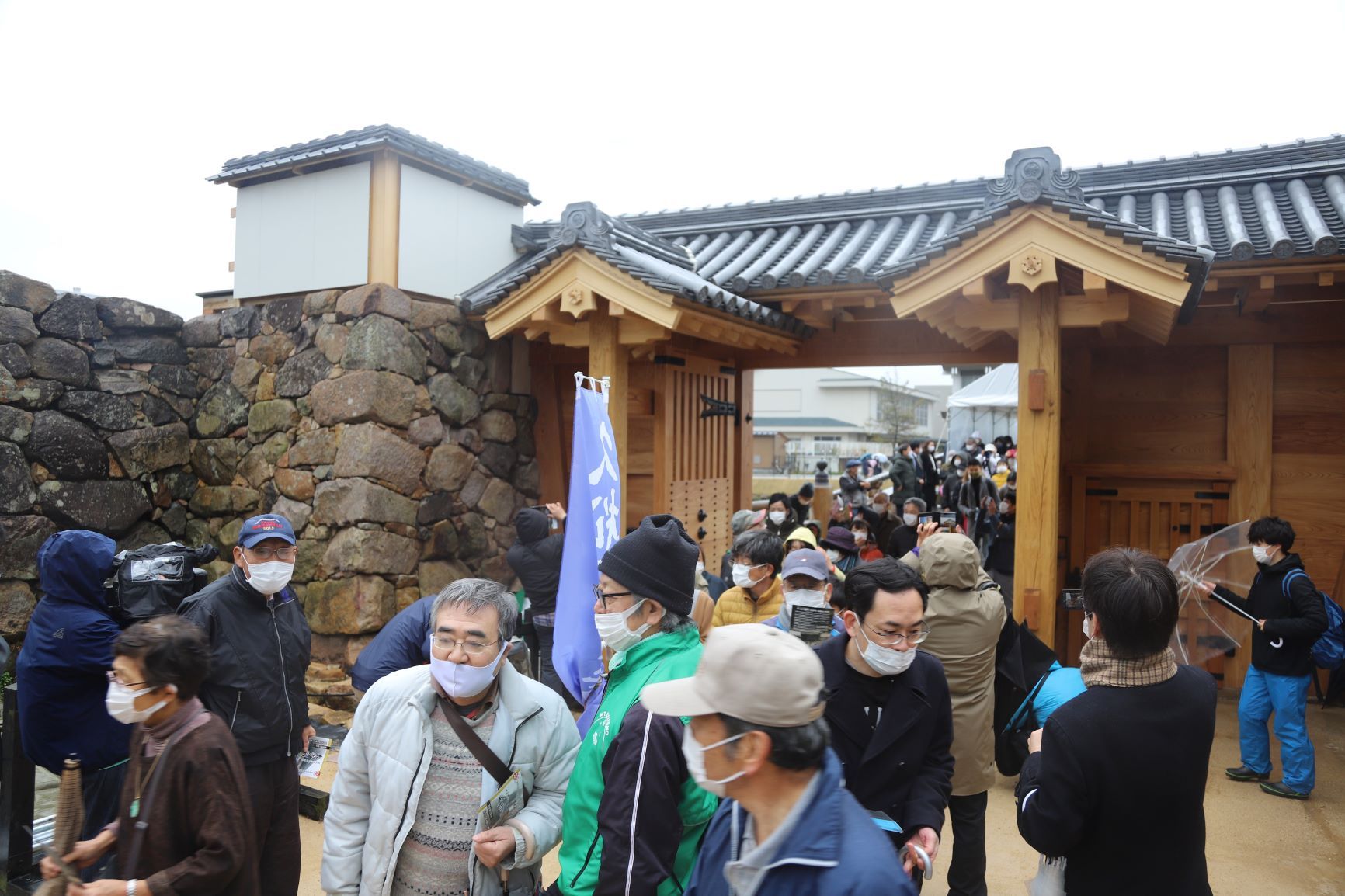 門のくぐり初めを楽しむ来場者の画像