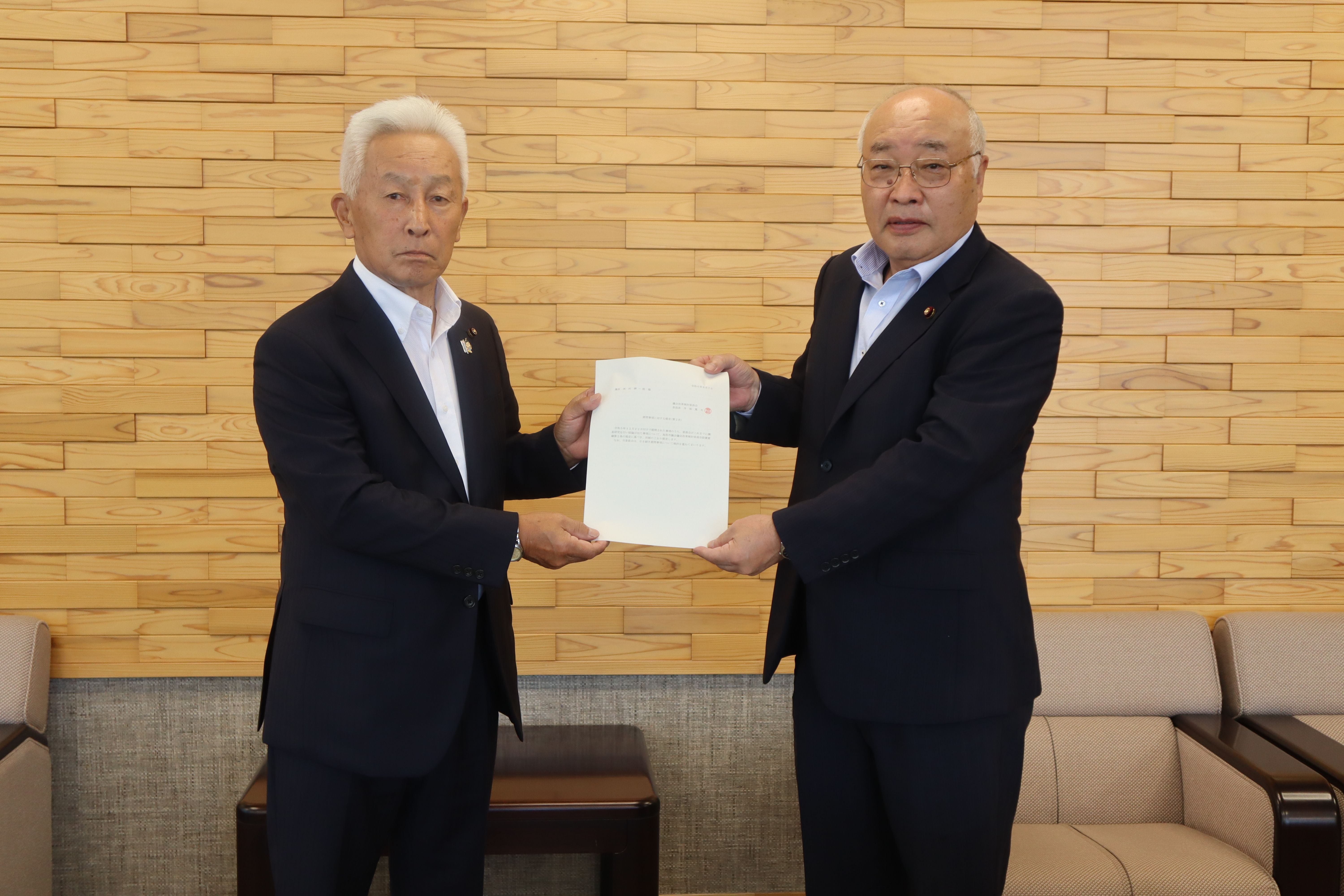 寺坂委員長から西村議長に提言書が手渡される様子の画像