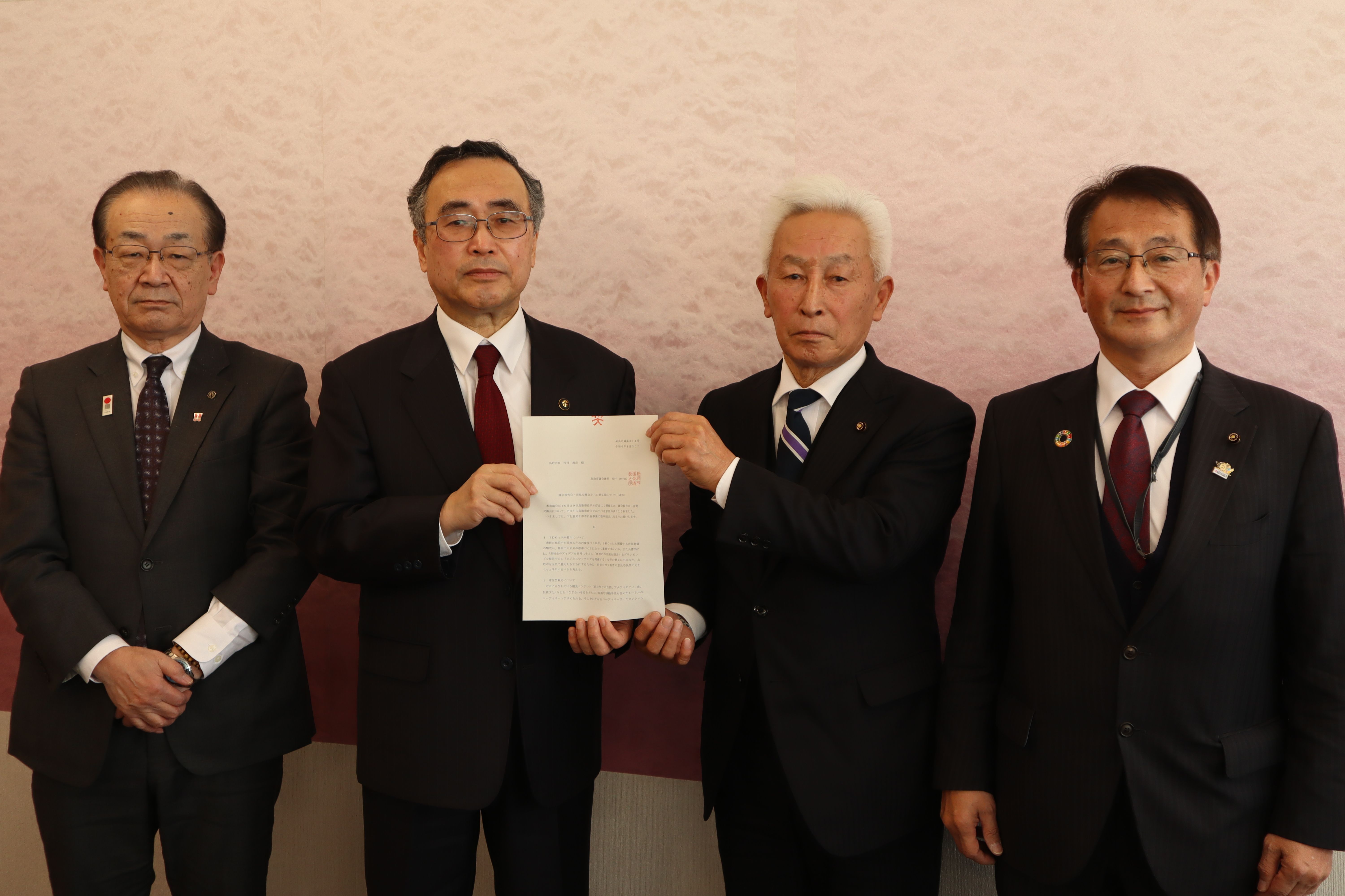 （西村議長（右）から深澤市長（左）へ伝達する様子）の画像