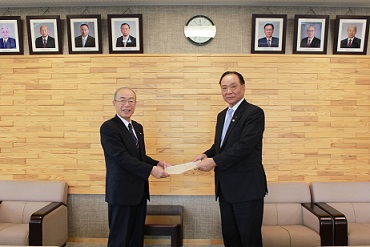 山田議長に報告書を提出する砂田鳥取市議会基本条例検証会議座長の画像