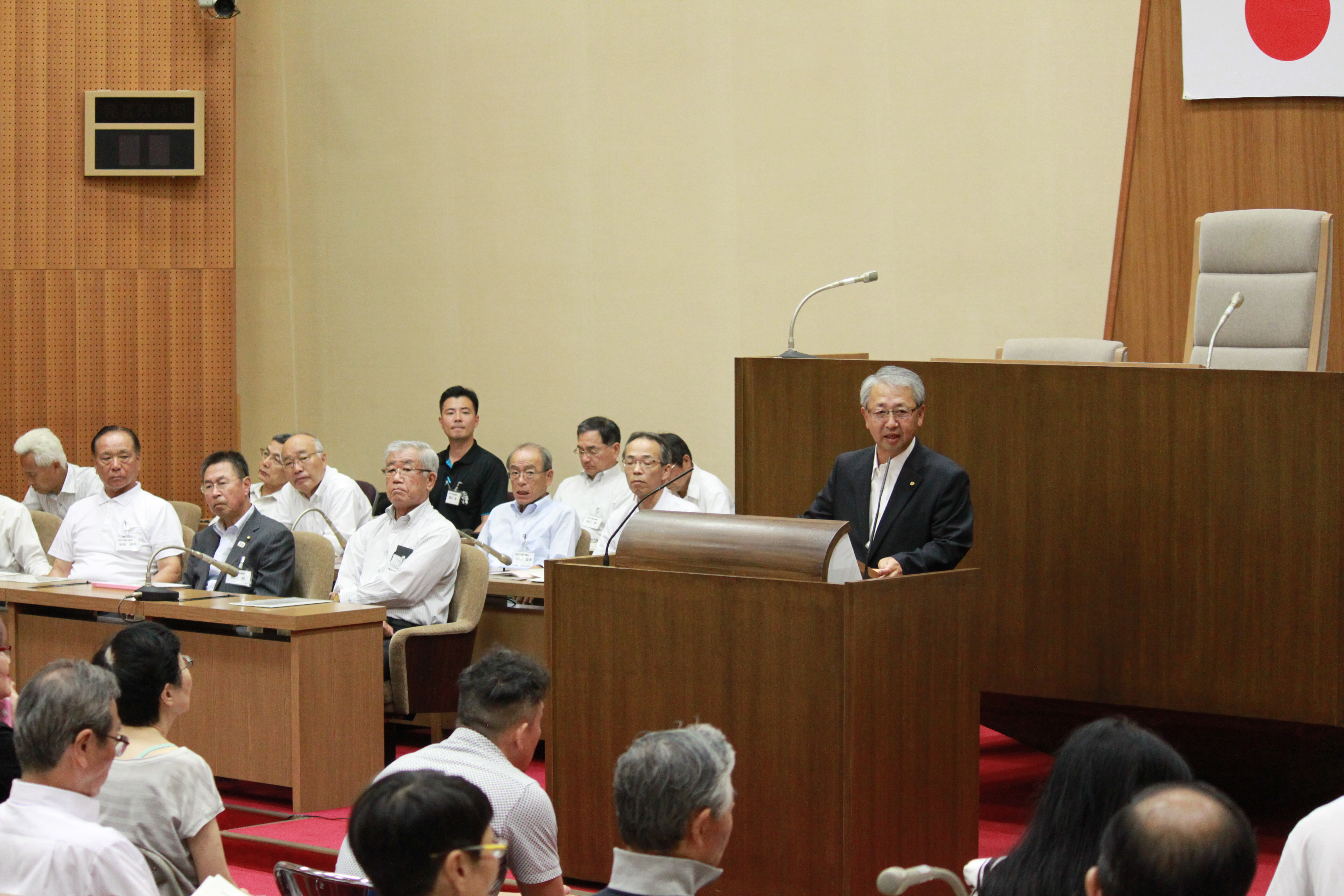 開会あいさつをする下村議長の画像