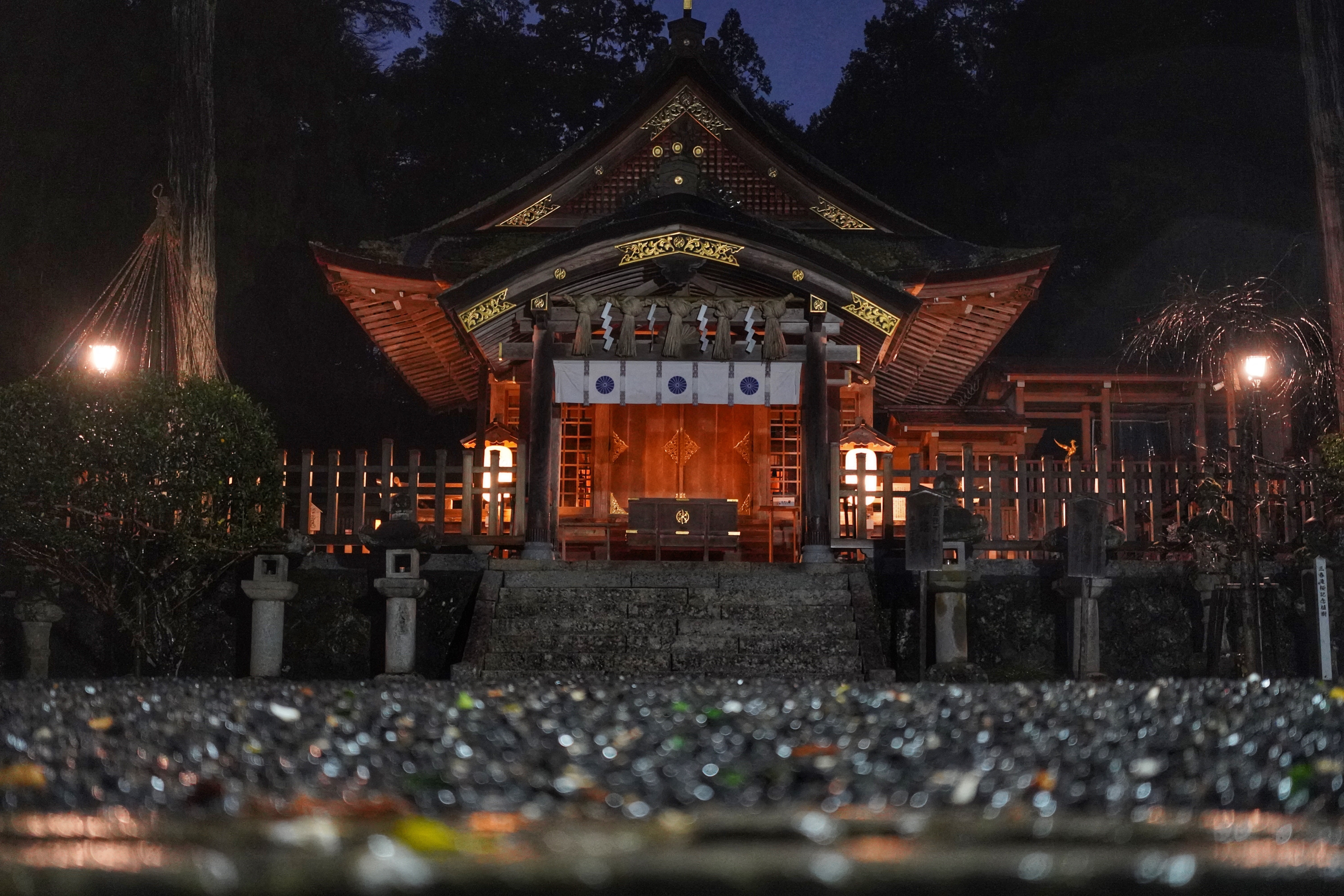雨夜の宇倍神社の画像