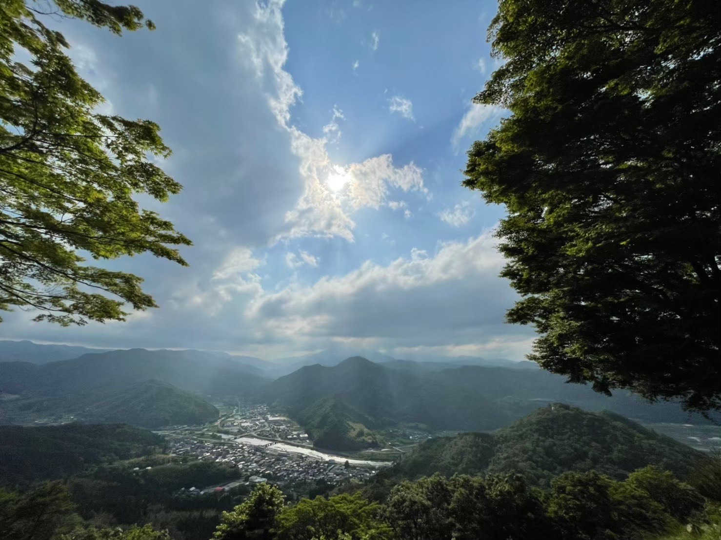 景石城跡山頂から眺める用瀬町の画像