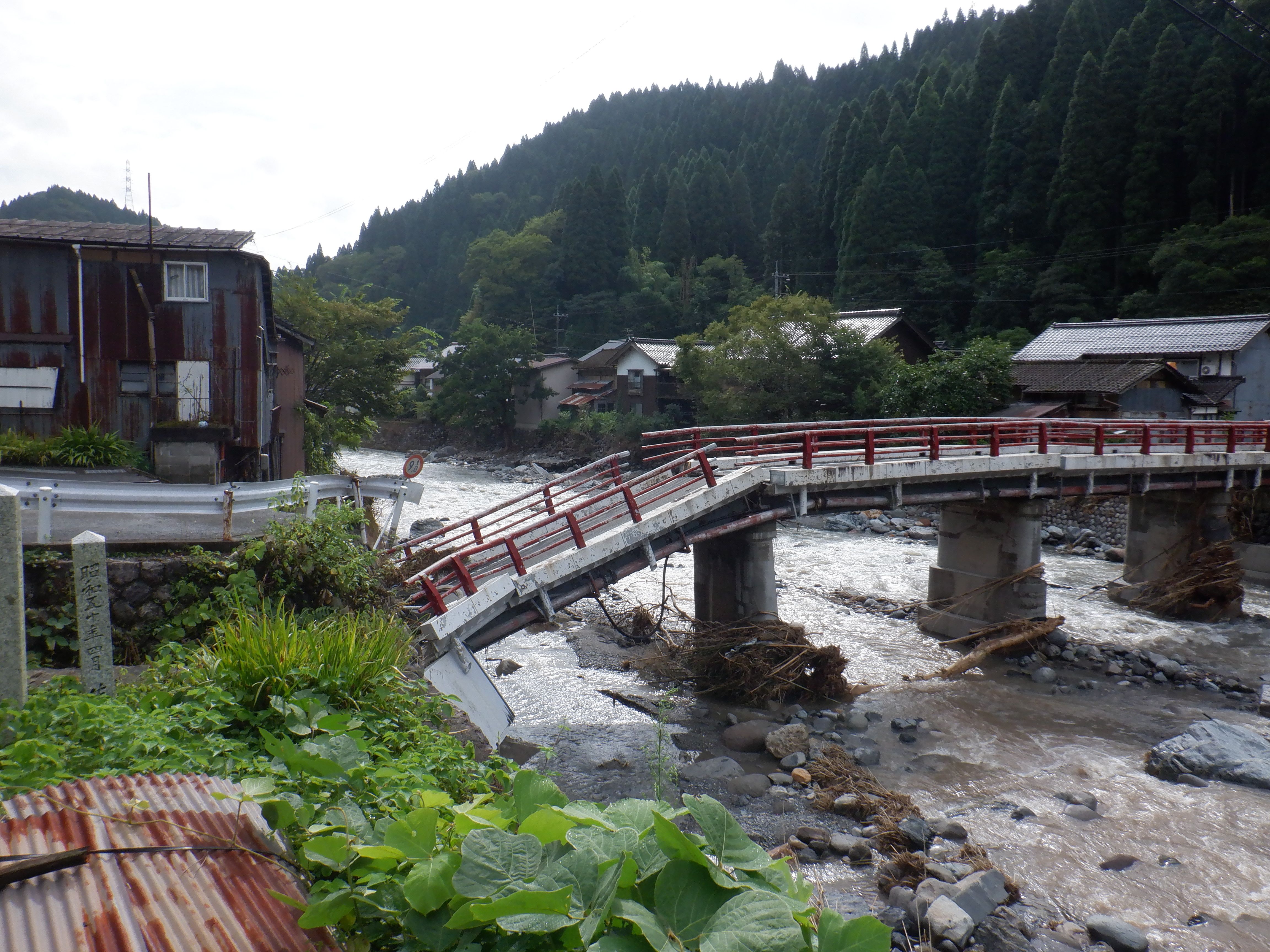 崩落した高山橋の画像