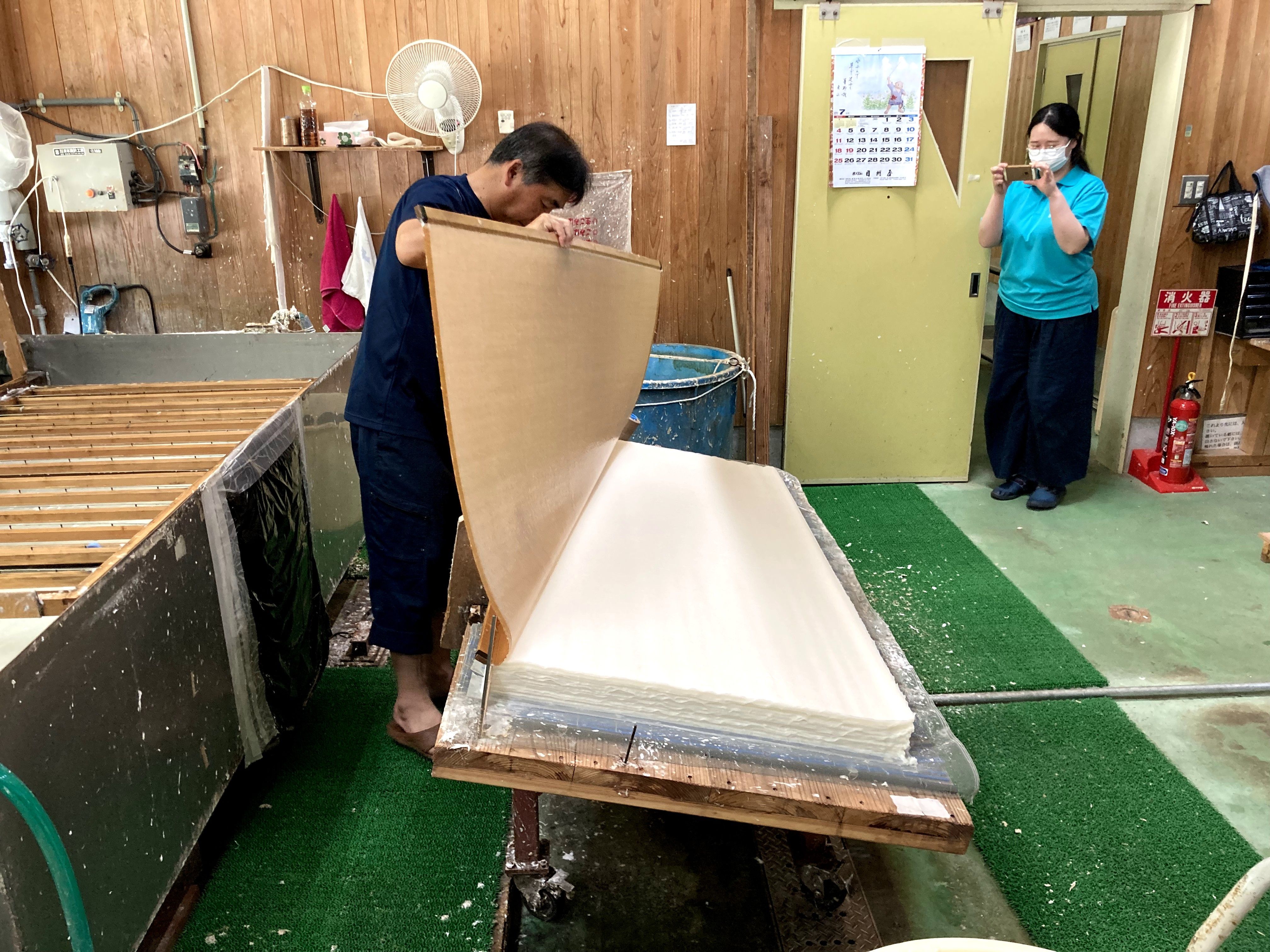 漉いた紙を重ねるの画像1