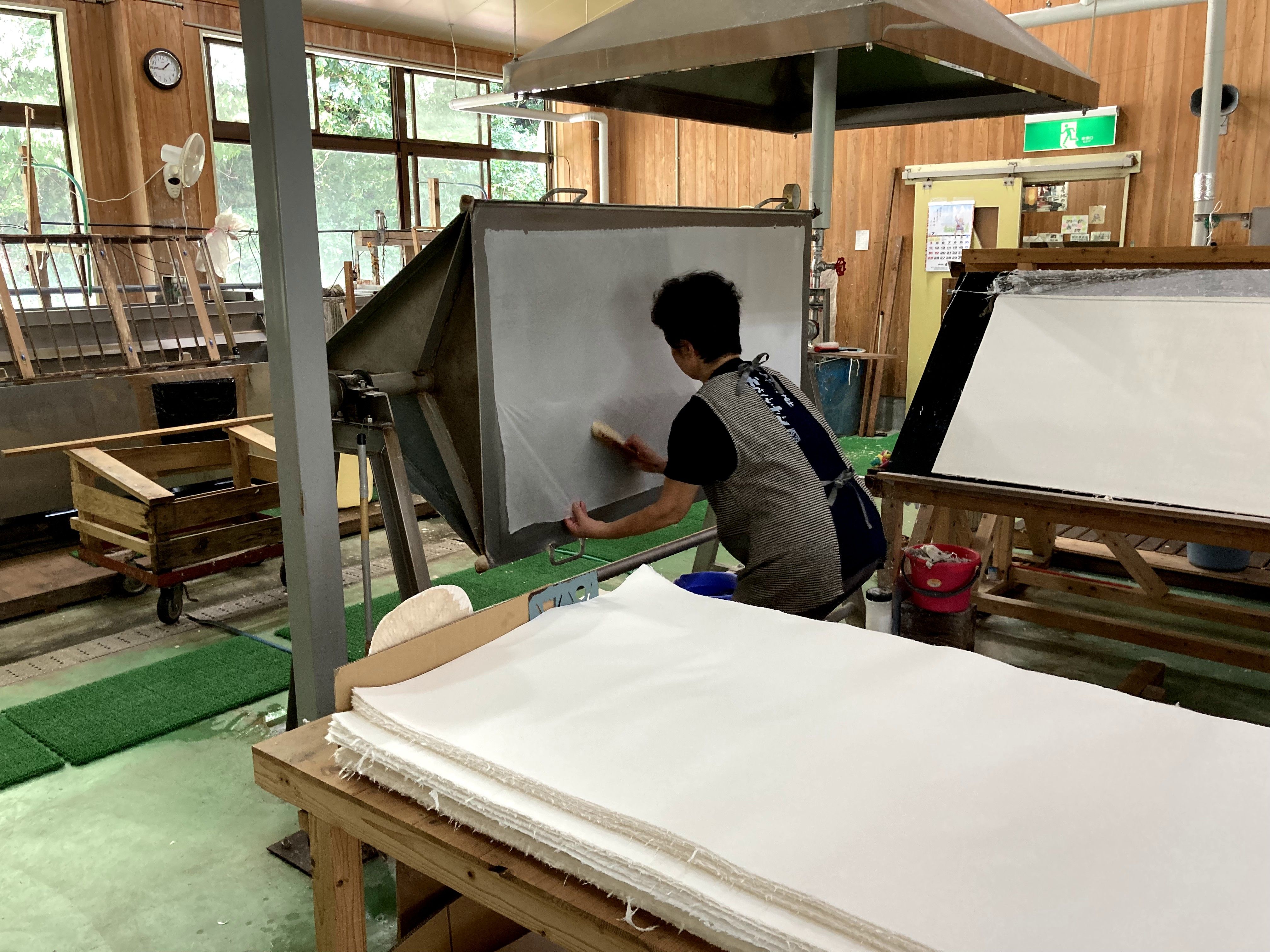 脱水した紙を1枚ずつ乾燥機に貼るの画像