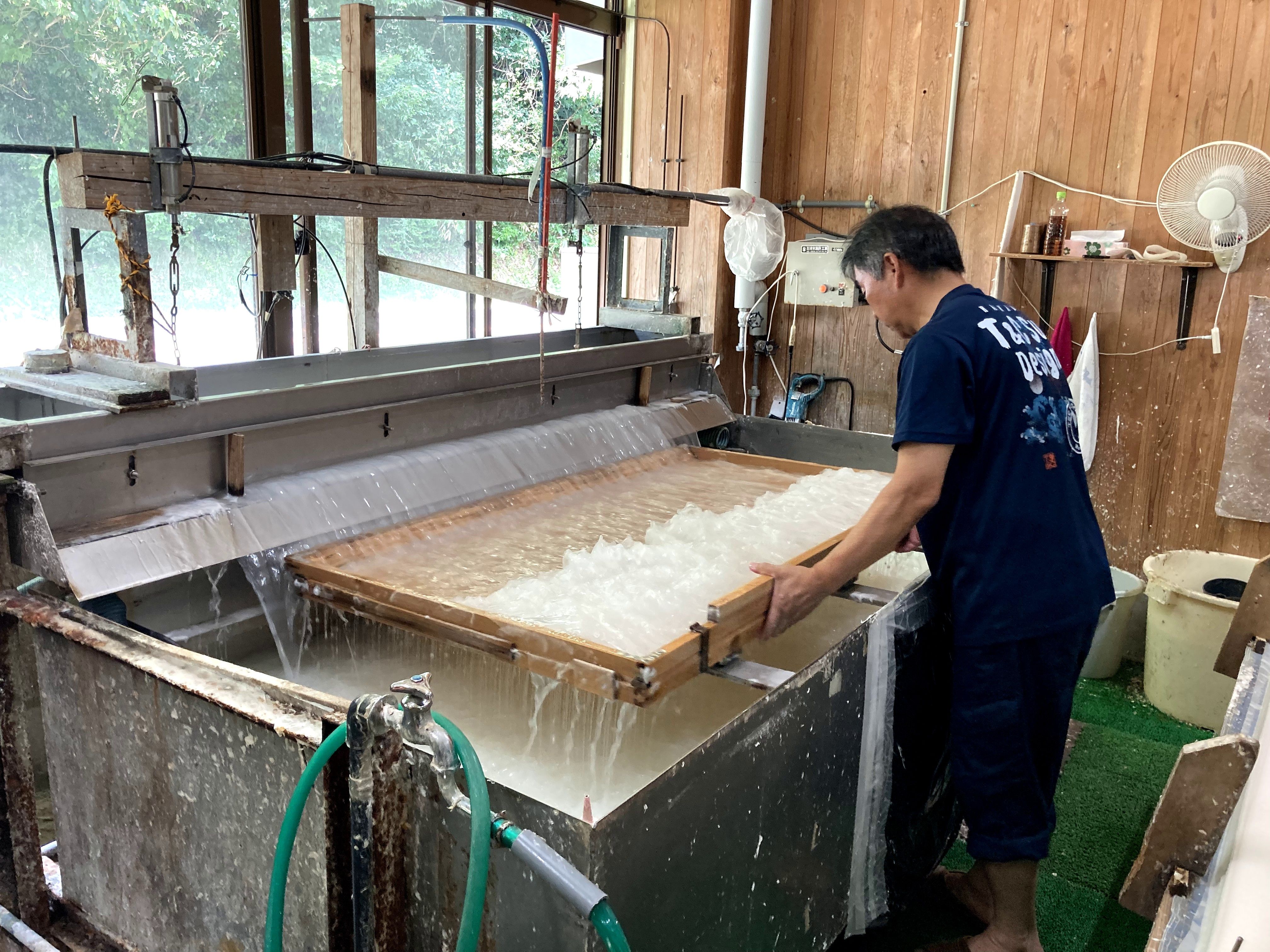 紙漉きの様子の画像