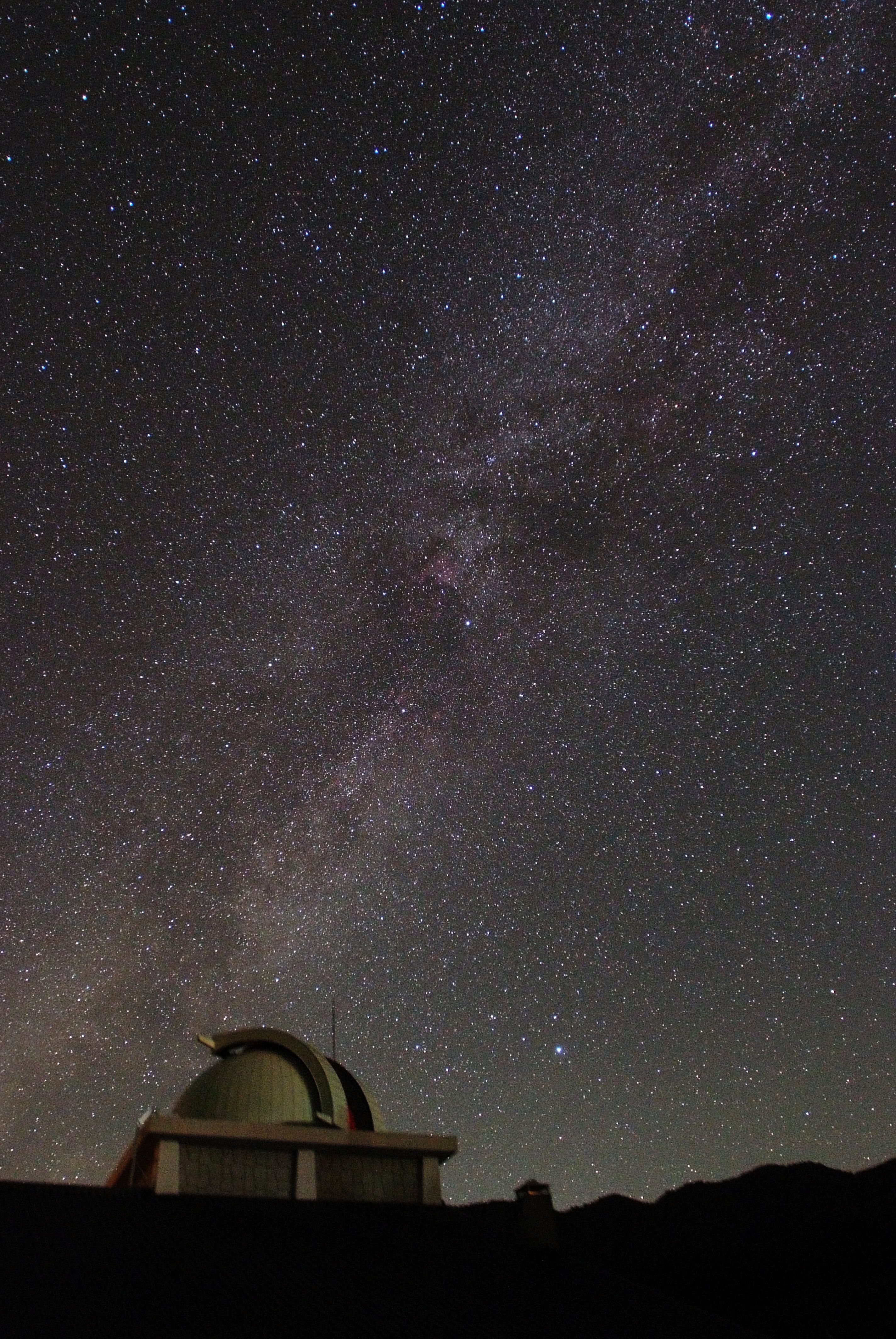 夏の天の川と天文台の画像