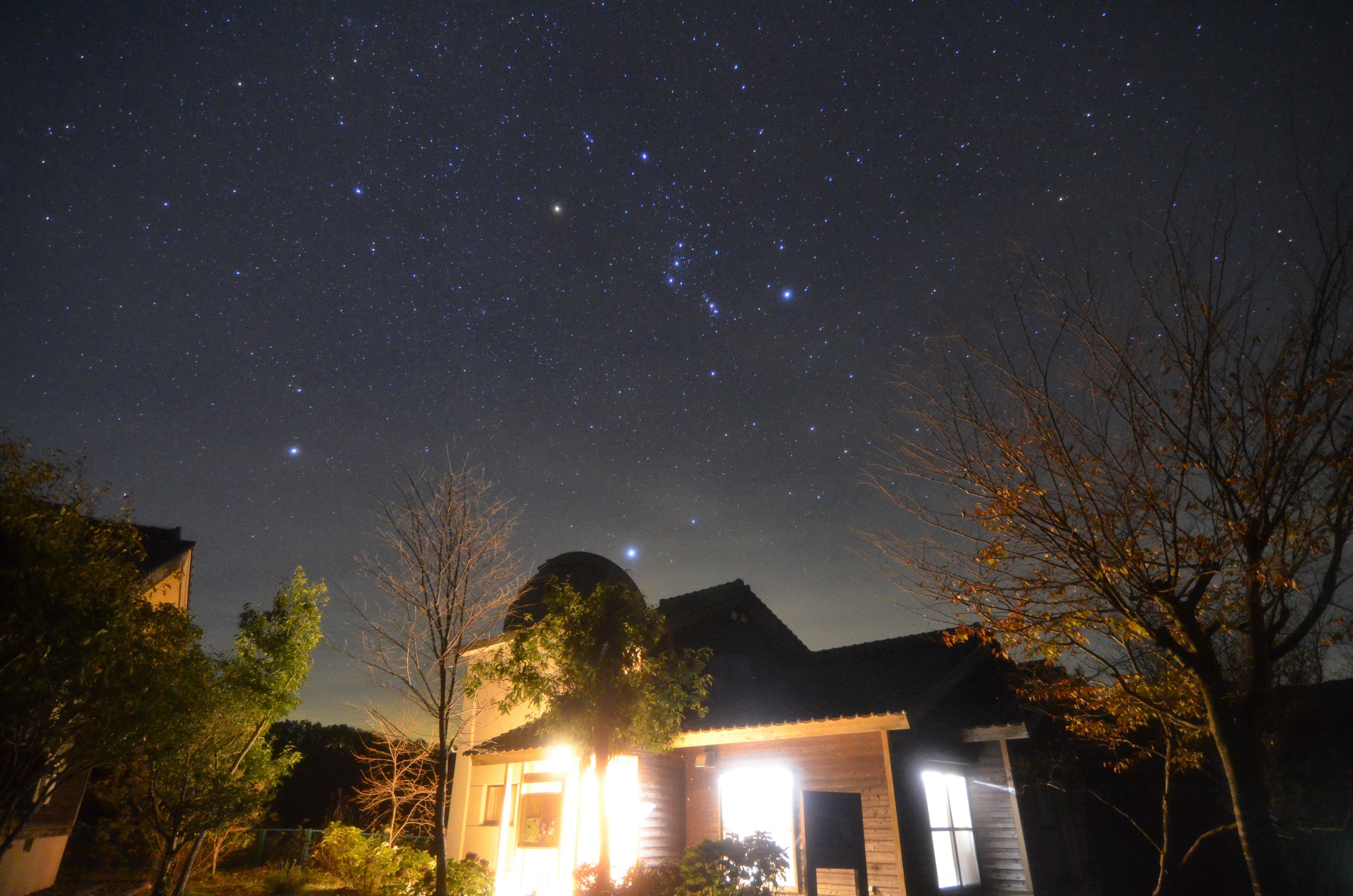 星のコテージとオリオン座の画像
