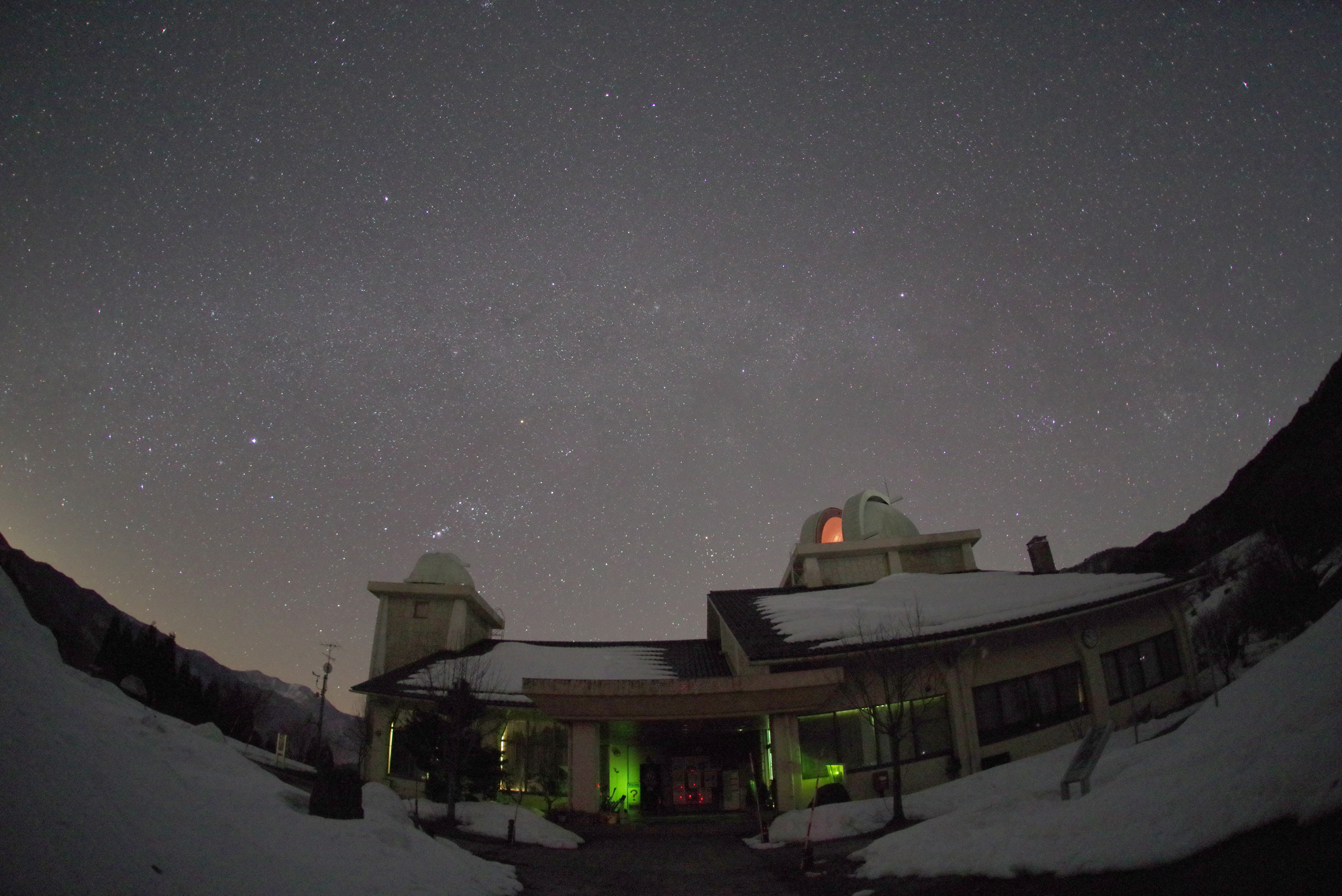 冬の佐治天文台と星空の画像