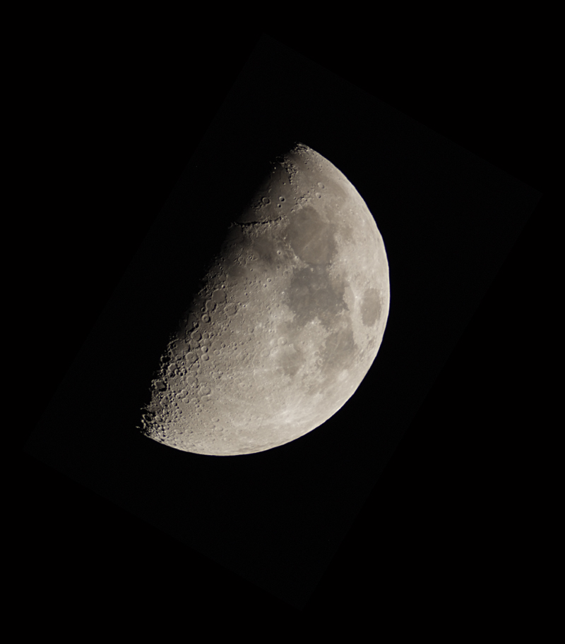 上弦の月の画像