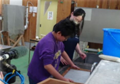 佐治小　紙すき体験