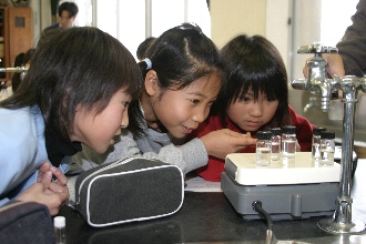 あれ？結晶が出てきたよ～鳥取大学工学部物質工学科による「出張おもしろ実験室」が、1月20日木曜日、世紀小学校5年生の授業で行われました。～