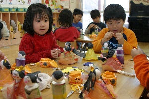 表紙写真：「じょうずにできたよ！」青谷町のすくすく保育園の子どもたちが、因州和紙を使ってかわいい雛人形を作りました。