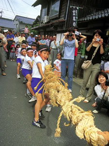 表紙写真：「いざ！勝負！」気高町宝木の「因幡の菖蒲綱引き」関連記事：9ページ「まちかどアルバム」