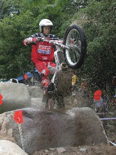 表紙写真：高度なテクニックで、ライダーとバイクが一体に！2005全日本トライアル選手権大会第5戦～鹿野町鬼入道特設会場ヒロスポーツランド～