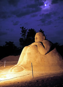 表紙写真：砂の彫刻「大地－対話－」ライトアップ（日没後～午後9時）鳥取砂丘「エッセリーニの丘」