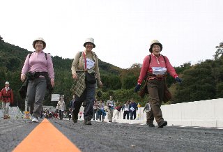 表紙写真：開通前にいい汗かいて。青谷・羽合道路アクセス部開通記念「ウォークイン山陰道」11月23日(水)
