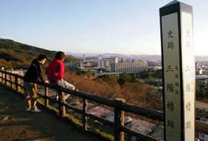 表紙写真：春を待つ城下町鳥取を望む～久松公園（二ノ丸）