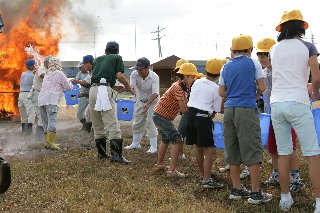 表紙写真：鳥取市総合防災訓練（県総合防災訓練との共同開催）