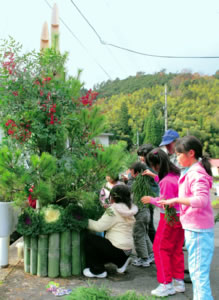 表紙写真：門松づくり（青谷町勝部小学校前）